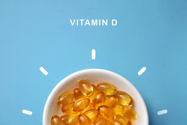 Tabakta Sarı Kapsüller Vitamini — Stok fotoğraf