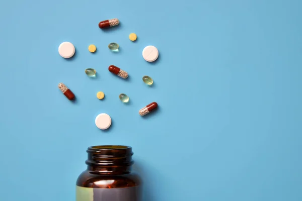 Tablety Tobolky Vitamíny Jsou Roztroušeny Láhve — Stock fotografie