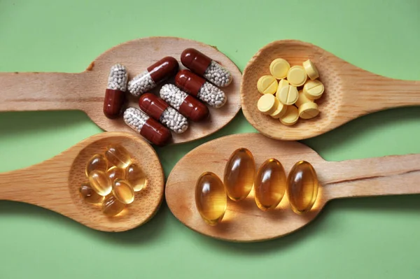 Tablety Tobolky Doplňky Stravy Vitamíny Dřevěných Lžičkách Lékařské Zázemí — Stock fotografie