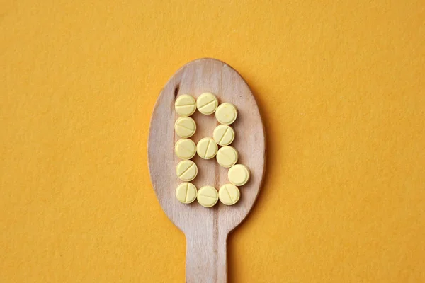 Bは木製のスプーンに書かれている 食品中のビタミンB ビタミンB欠乏症 — ストック写真