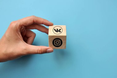 Üzerinde Instagram ve telgraf simgeleri olan tahta küpleri. Sosyal ağlar arasında seçim
