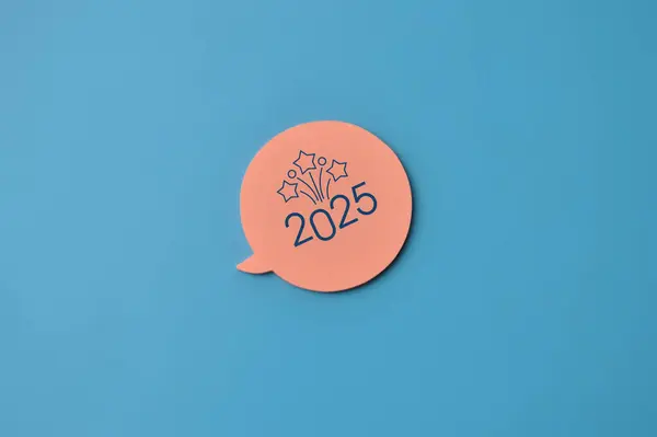 Konuşma balonundaki 2025 yazısını ve yanındaki havai fişekleri. Yeni yılın gelişi 2025