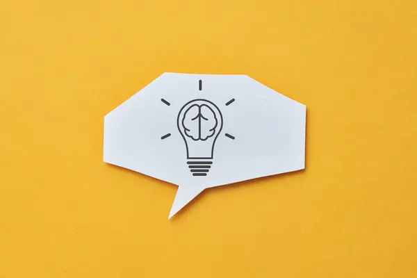 Üzerinde ampul deseni olan bir konuşma balonu. Yaratıcı bir fikrin ortaya çıkmasının sembolü.
