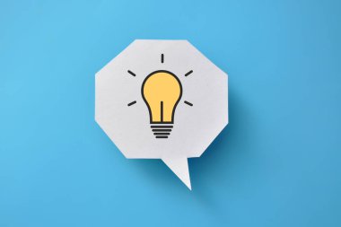 Üzerinde ampul deseni olan bir konuşma balonu. Yaratıcı bir fikrin ortaya çıkmasının sembolü.