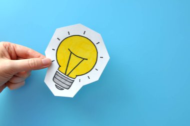 Üzerinde ampul deseni olan bir konuşma balonu. Yaratıcı bir fikrin ortaya çıkmasının sembolü.