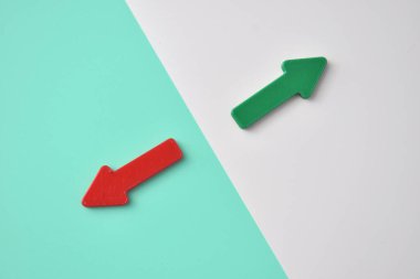 İki ok farklı yönleri gösteriyor. Hayata farklı yaklaşımların sembolüdür. Farklı yol