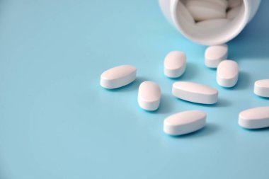 Mavi arka plan, tedavi ve sağlık hizmetlerinde büyük beyaz haplar