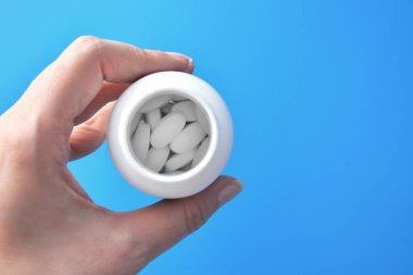 İlaç kavanozunda büyük beyaz haplar, tedavi ve sağlık hizmetleri