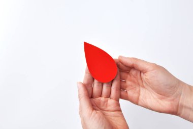 Kırmızı Kan Damlası Sembolü Tutan Eller