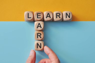 Sarı ve Mavi Arkaplan hakkında Tahta Küpler ile Öğrenin ve kazanın