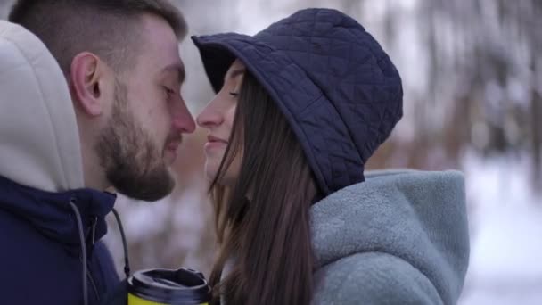 Vista Lateral Close Casal Amoroso Esfregando Narizes Beijando Sorrindo Livre — Vídeo de Stock