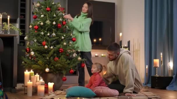 Wide Shot Cheerful Carefree Daughter Father Playing Mother Decorating Christmas — Stock Video