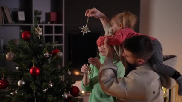 Juguetona Hija Caucásica Hiperactiva Decorando Árbol Navidad Con Los Padres — Vídeos de Stock