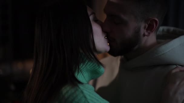 Noel Arifesinde Karanlıkta Öpüşen Genç Beyaz Bir Çift Mutlu Erkek — Stok video