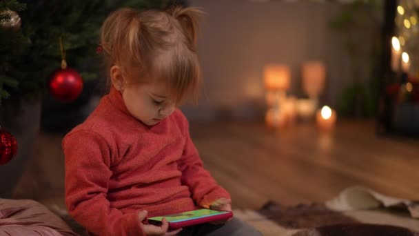 Kafkasyalı Kaygısız Küçük Kız Solda Oturan Akıllı Telefondan Çizgi Film — Stok video