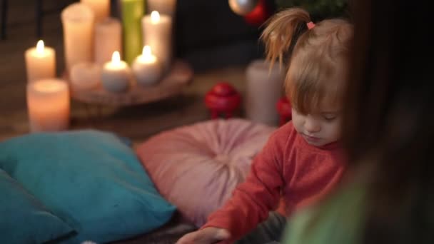 Porträtt Bedårande Blond Vit Liten Flicka Öppna Presentförpackning Julafton Stängning — Stockvideo