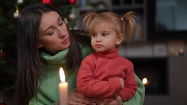 Madre Joven Positiva Hija Pequeña Sentadas Interior Víspera Navidad Con — Vídeos de Stock