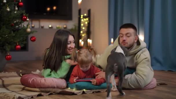 Familia Joven Relajada Disfrutando Del Ocio Víspera Navidad Como Cachorro — Vídeos de Stock