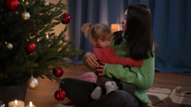 Joven Mujer Caucásica Niña Abrazándose Hablando Sentado Árbol Navidad Sala — Vídeos de Stock