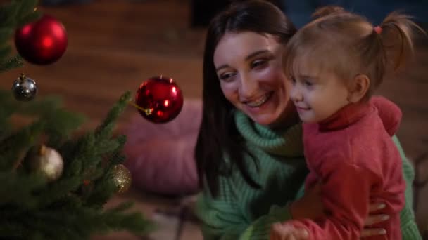 Curios Juguetones Hija Jugando Con Juguete Navidad Árbol Año Nuevo — Vídeos de Stock