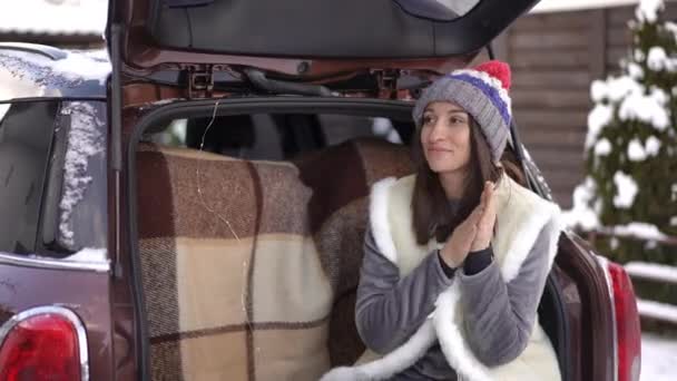 Uśmiechnięta Młoda Czarująca Kobieta Siedząca Bagażniku Samochodu Mroźny Zimowy Dzień — Wideo stockowe
