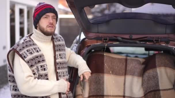 Biały Mężczyzna Stojący Samochodzie Zewnątrz Zimowy Dzień Spotykający Kobietę Całującą — Wideo stockowe