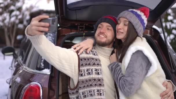 Pozytywna Para Młodych Turystów Robi Sobie Selfie Siedząc Bagażniku Uśmiechając — Wideo stockowe