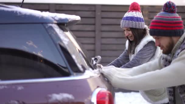 Młoda Kaukaska Para Pchająca Samochód Zimowy Dzień Rozmowy Świeżym Powietrzu — Wideo stockowe