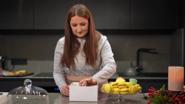 Vue Face Femme Satisfaite Plaçant Des Macarons Français Dans Une — Video