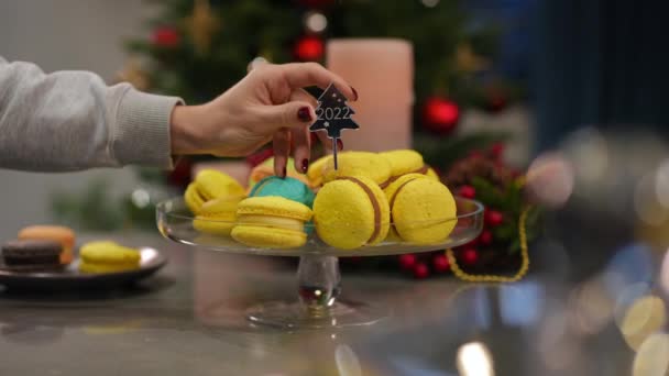 Dessert Noël Avec Main Féminine Plaçant 2022 Jouet Nouvel Arbre — Video