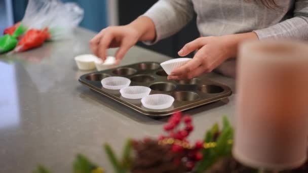 Unerkennbare Frau Platziert Cupcake Backformen Auf Backform Küche Hause Kaukasische — Stockvideo