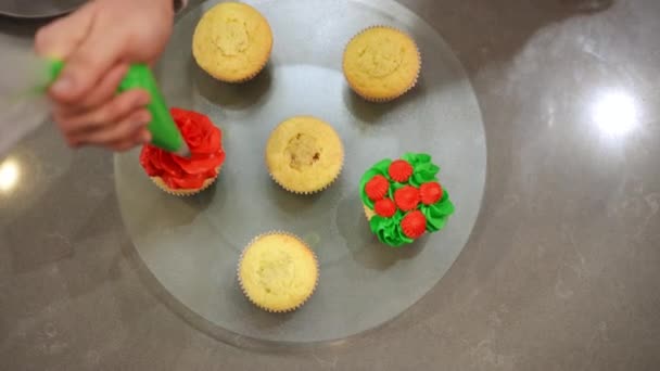 Décoration Des Cupcakes Sur Plateau Avec Glaçage Beurre Vert Rouge — Video
