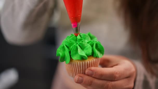 Femme Plaçant Crème Beurre Rouge Sur Cerise Verte Sur Cupcake — Video