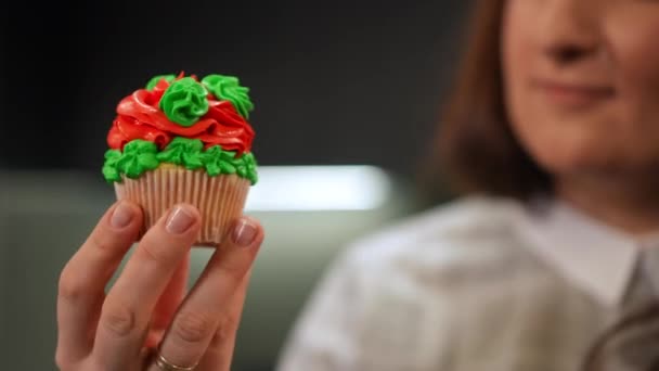 Cupcake Primer Plano Con Decoración Glaseado Rojo Verde Mano Mujer — Vídeos de Stock