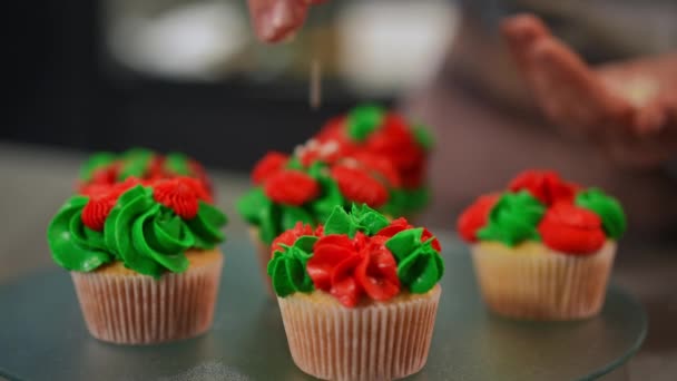 Close Saborosos Cupcakes Doces Bandeja Com Mão Feminina Polvilhando Pérolas — Vídeo de Stock