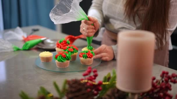 Size Frau Die Weihnachten Hause Zeitlupe Cupcakes Mit Zuckerguss Verziert — Stockvideo