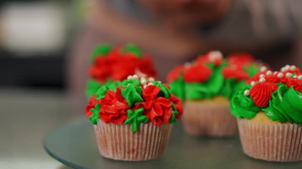 Eetbare Suikerparels Vallen Cupcakes Met Rode Groene Glazuur Onherkenbare Persoon — Stockvideo