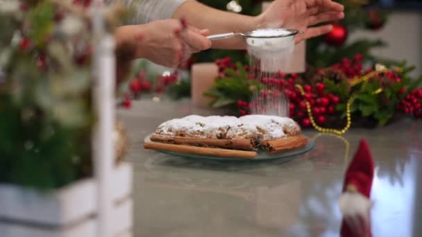 Tradycyjne Ciasto Świąteczne Paluszkami Cynamonowymi Talerzu Żeńskim Posypywaniem Cukrem Pudrem — Wideo stockowe