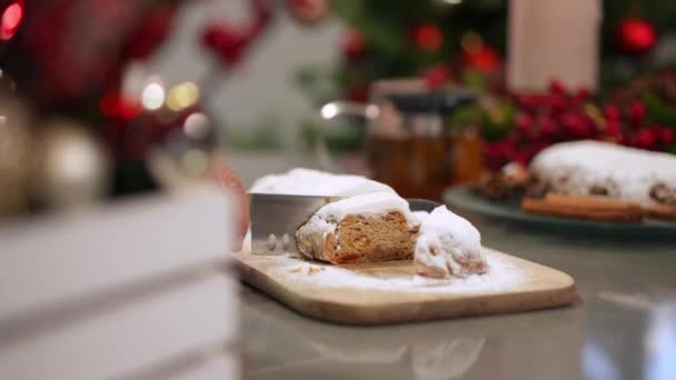 Нож Розділяючи Шматочки Смачного Традиційного Новорічного Десерту Повільному Русі Невпізнавана — стокове відео