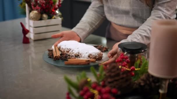 Mulher Colocando Prato Com Deliciosa Sobremesa Tradicional Natal Mesa Foco — Vídeo de Stock