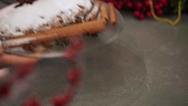 Primo Piano Donna Irriconoscibile Mettendo Torta Natale Con Cannella Zucchero — Video Stock