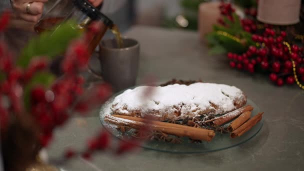 Nahaufnahme Neujahr Dessert Mit Frau Gießt Tee Tasse Hintergrund Traditionelle — Stockvideo