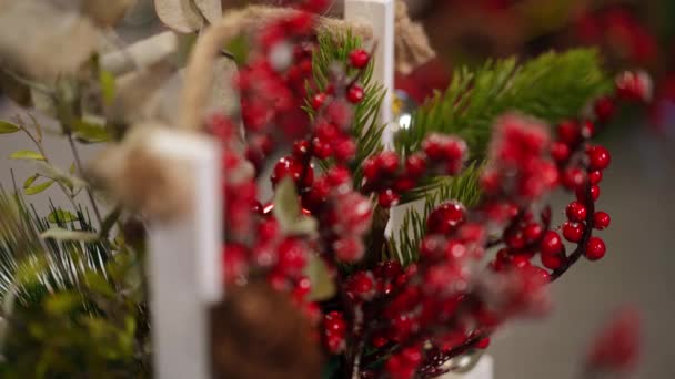 Cesta Navidad Decorativa Cerca Con Rama Abeto Verde Bayas Rojas — Vídeos de Stock