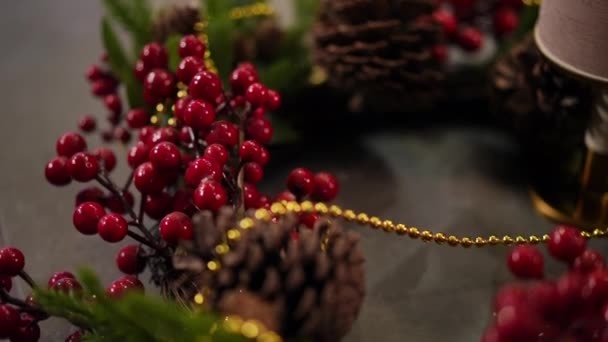 Cones Pinheiro Ramos Abeto Verdes Bagas Decorativas Vermelhas Natal Fecham — Vídeo de Stock
