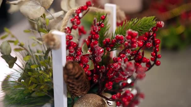 Schneerote Beeren Grüne Tannenzweige Und Tannenzapfen Weißen Dekorativen Weihnachtskorb Großaufnahme — Stockvideo