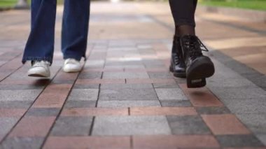 Şehir parkında kaldırım boyunca gezinen tanınmayan iki kadının ön manzara merdivenleri. Tanımlanamayan Kafkas dostları dışarıda yürüyorlar. Yaşam tarzı kavramı