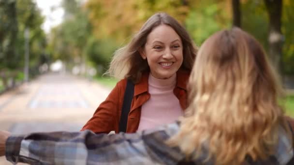 Πορτρέτο Ενθουσιασμένοι Νεαρή Καυκάσια Γυναίκα Χαμογελώντας Αγκαλιάζει Φίλο Στο Πάρκο — Αρχείο Βίντεο