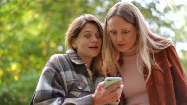Mooie Blanke Vrouwen Scrollen Sociale Media Smartphone App Roddelen Slow — Stockvideo