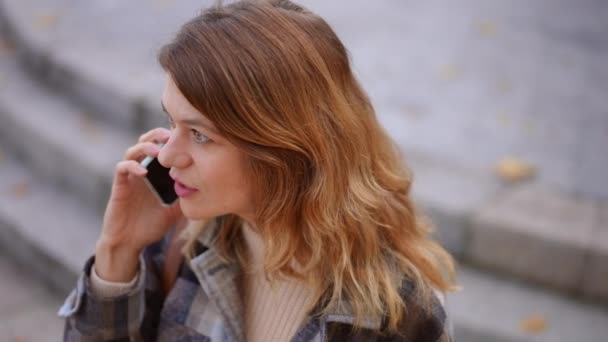 Furieux Ennuyé Femme Caucasienne Parlant Ralenti Sur Téléphone Debout Extérieur — Video