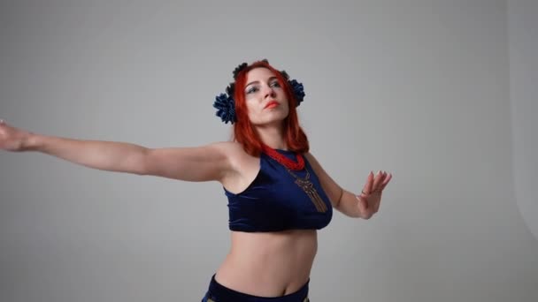 Sebevědomá Žena Třesoucí Bok Ruce Tančící Břišní Tanec Zpomaleném Filmu — Stock video